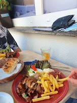 Gyros Mit Tzatziki Und Pommes Frites